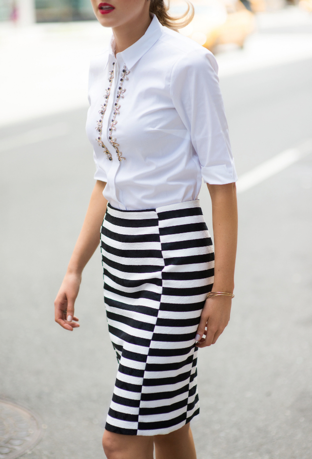 Black skirt white shirt Midi skirts or tea length skirts feel very posh and fashion-forward. We love how fashion editors pair a midi skirt with turtleneck top for an easy elegant look. And nothing beats the romantic boho vibes of a maxi skirt.